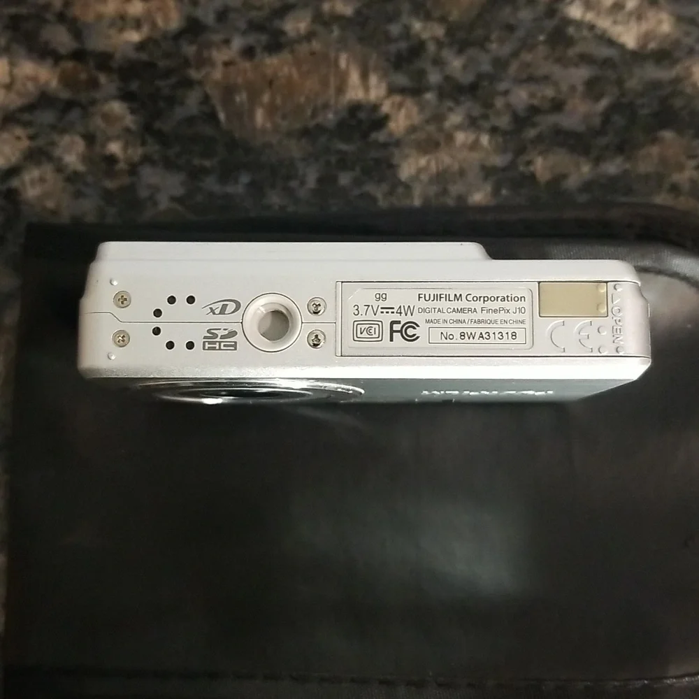 Fujifilm FinePix J10 Digital Camera - Picture 7 of 15